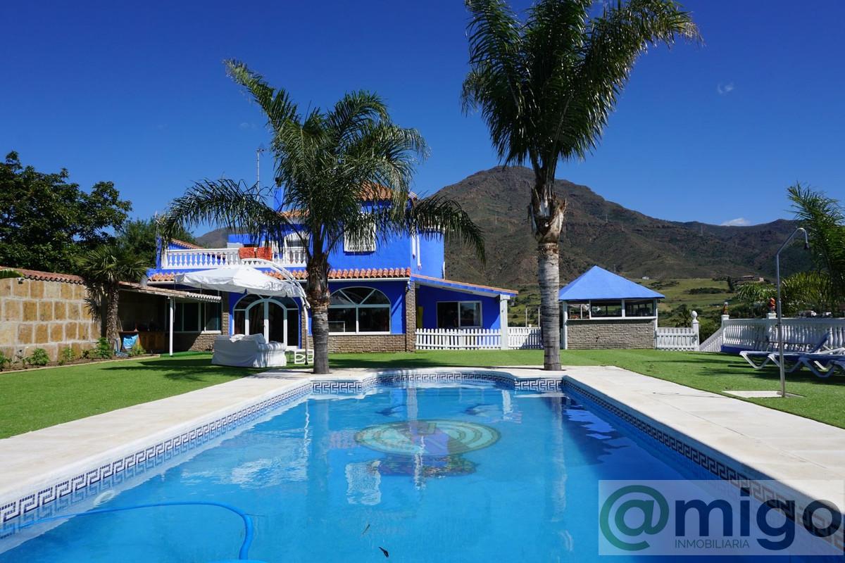 For sale of villa in Estepona