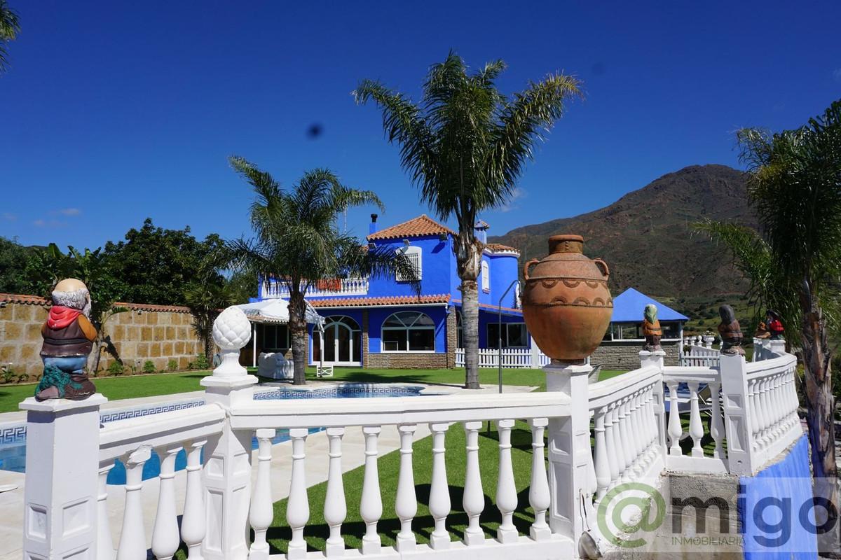 For sale of villa in Estepona