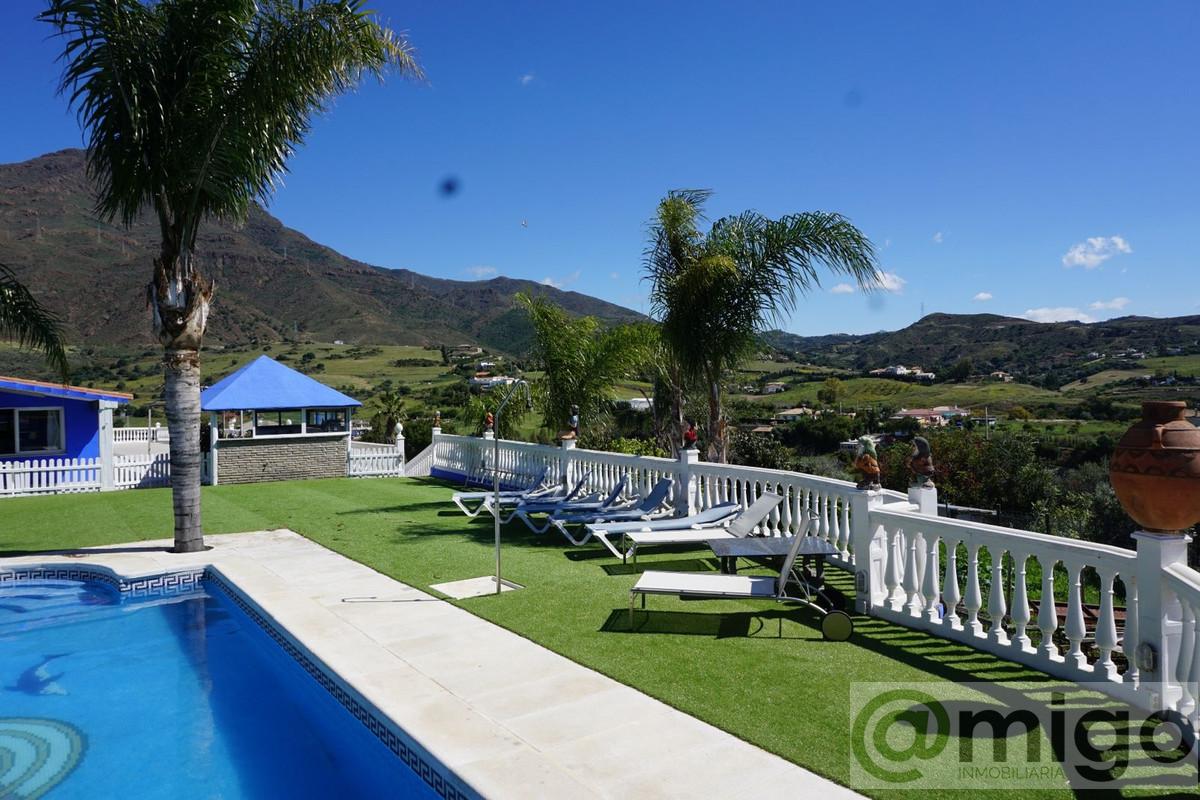 For sale of villa in Estepona