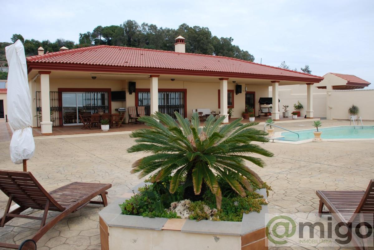 For sale of villa in Estepona