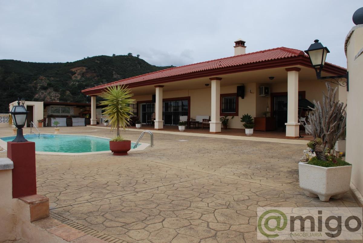 For sale of villa in Estepona