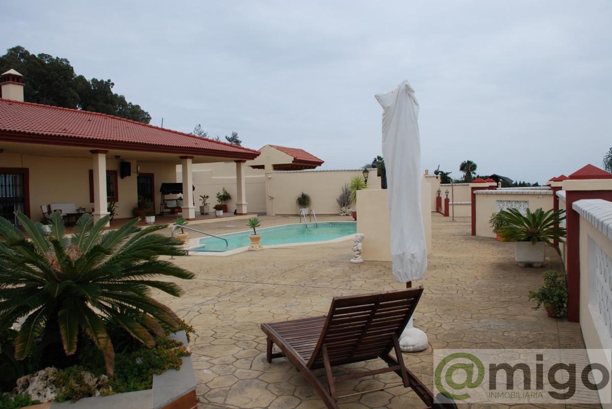 For sale of villa in Estepona