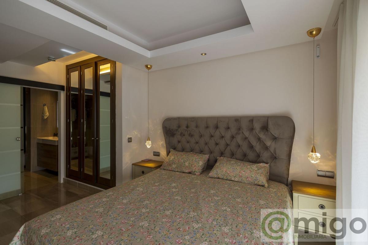 For sale of penthouse in Estepona