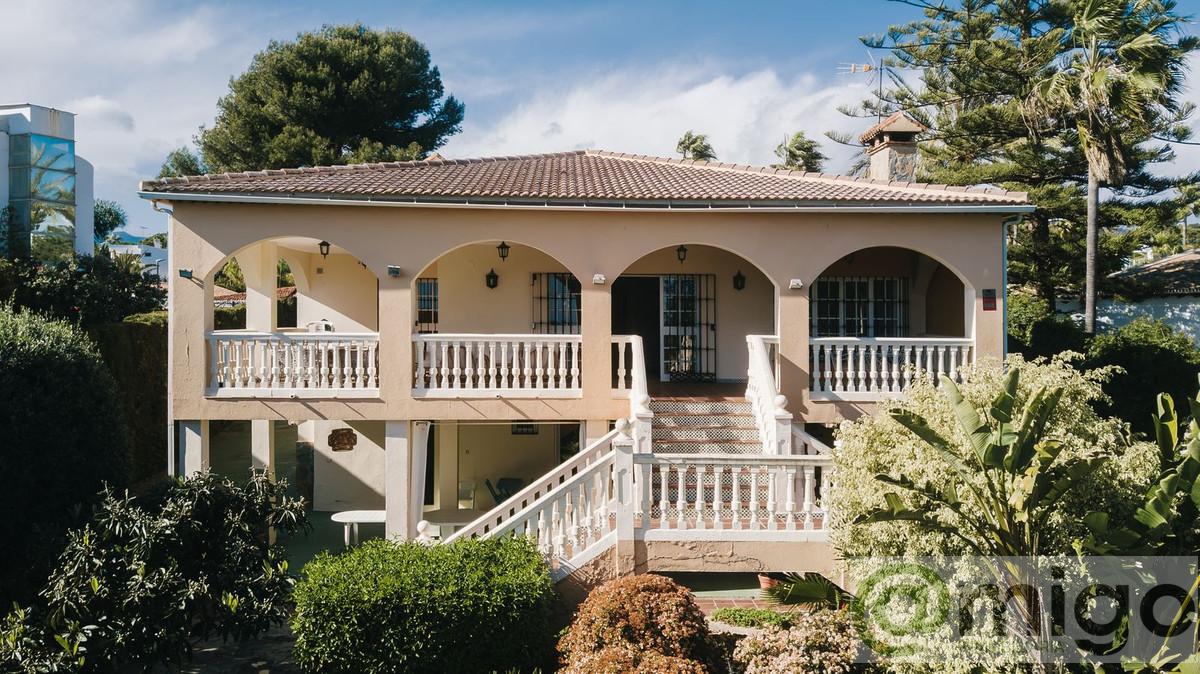 Venta de villa en Marbesa