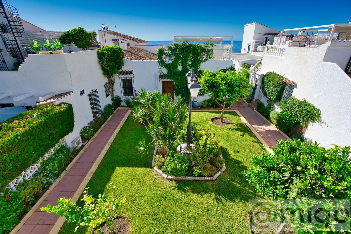 For sale of villa in Estepona