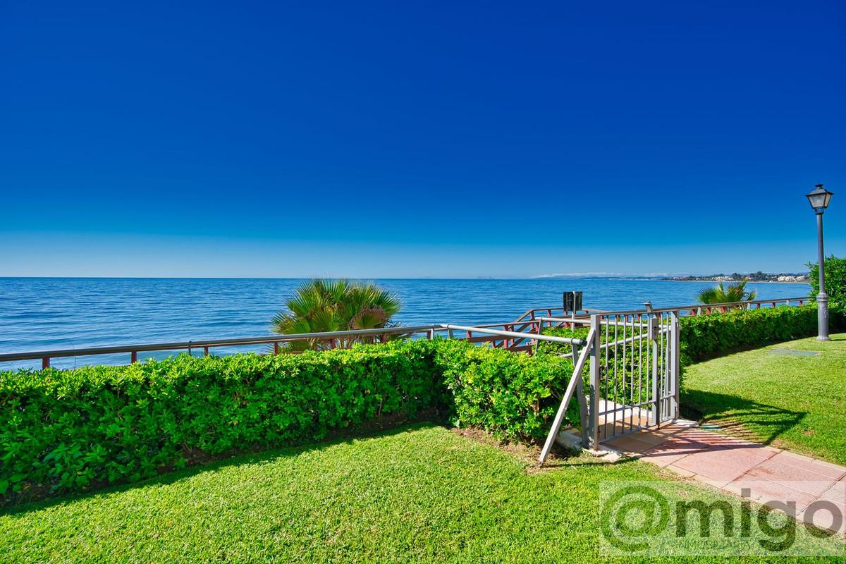 For sale of villa in Estepona