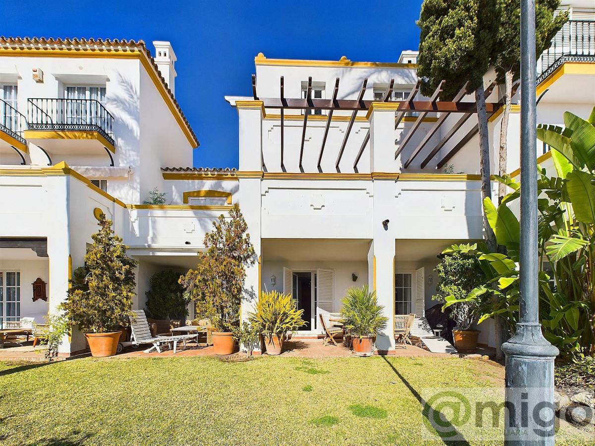 For sale of villa in Estepona