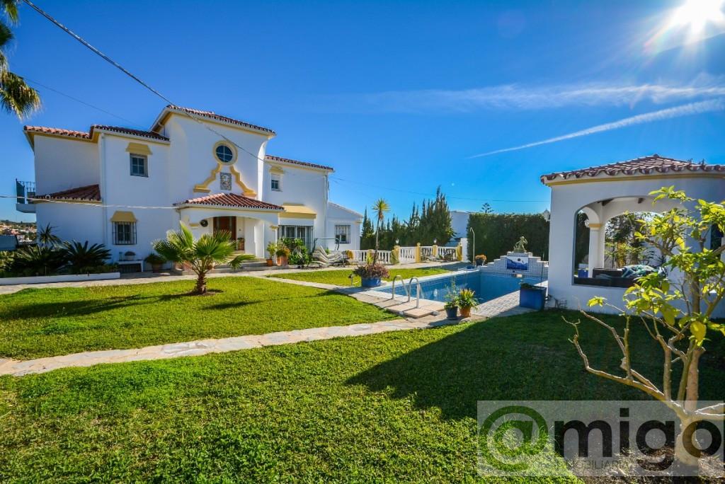 For sale of villa in Estepona