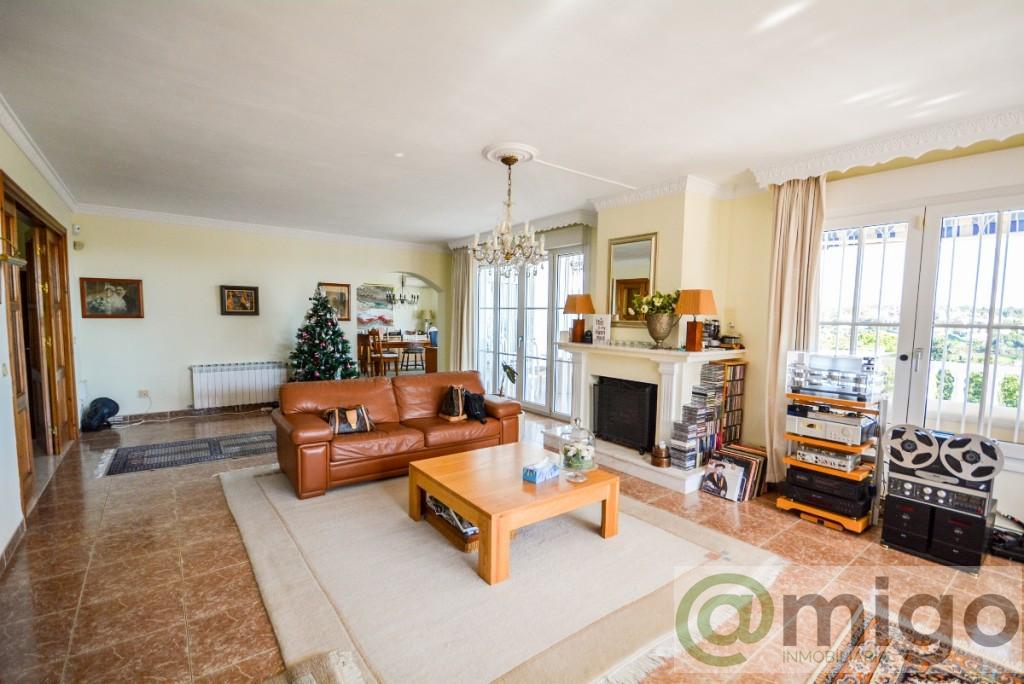 For sale of villa in Estepona