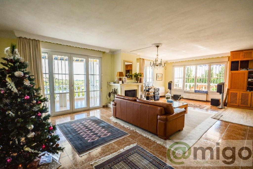 For sale of villa in Estepona