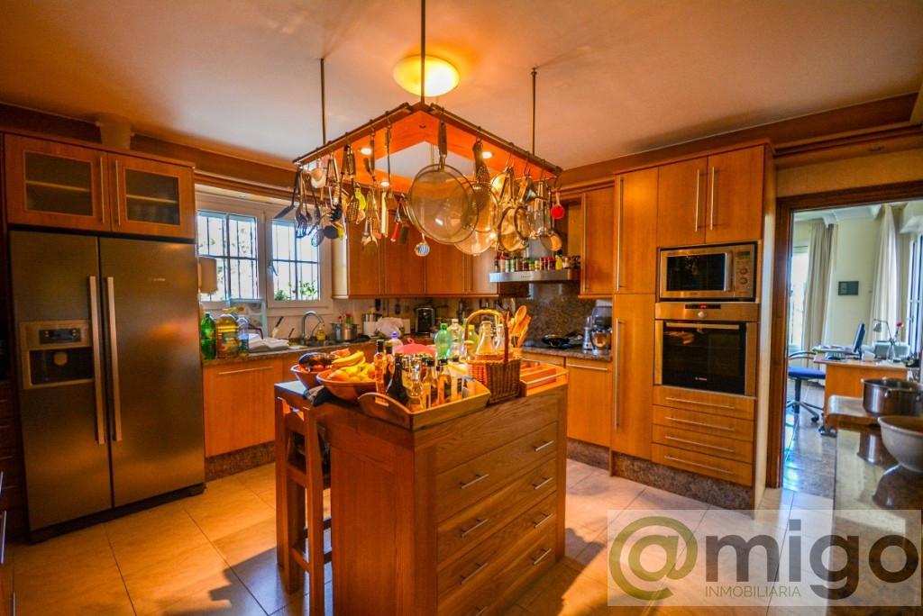 For sale of villa in Estepona