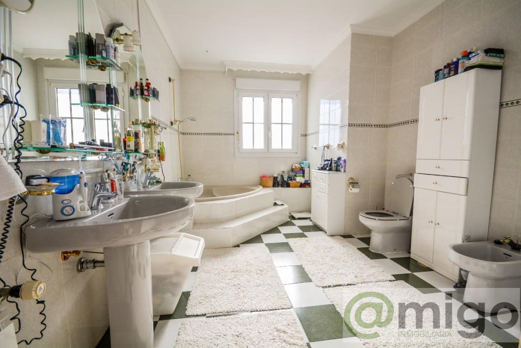 For sale of villa in Estepona