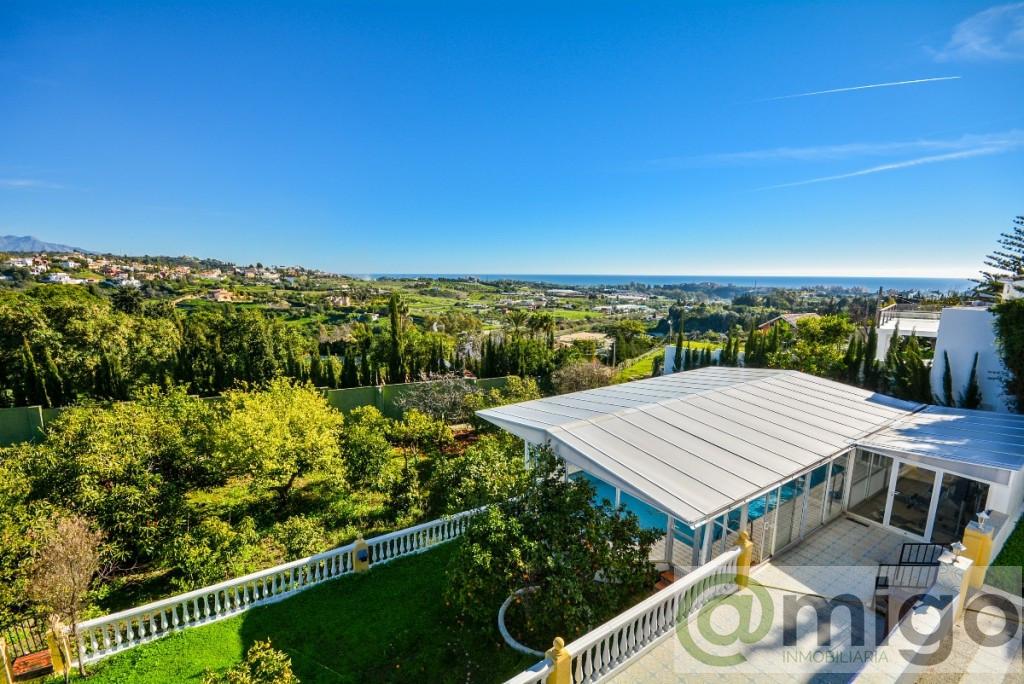 For sale of villa in Estepona