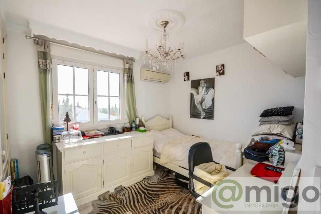 For sale of villa in Estepona