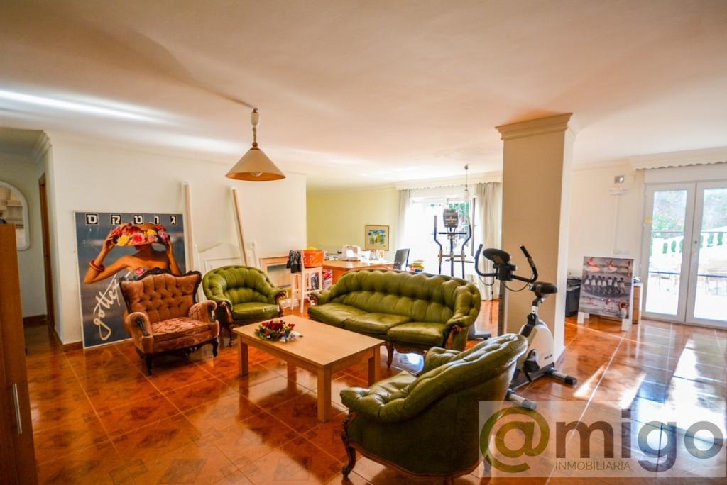 For sale of villa in Estepona