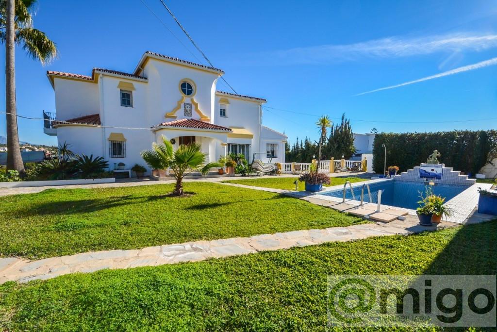 For sale of villa in Estepona