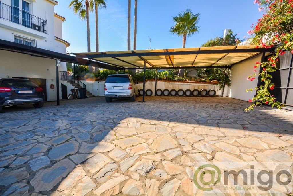 For sale of villa in Estepona