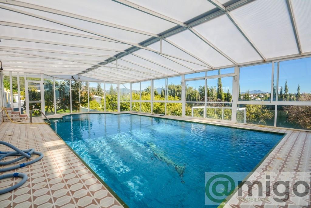 For sale of villa in Estepona