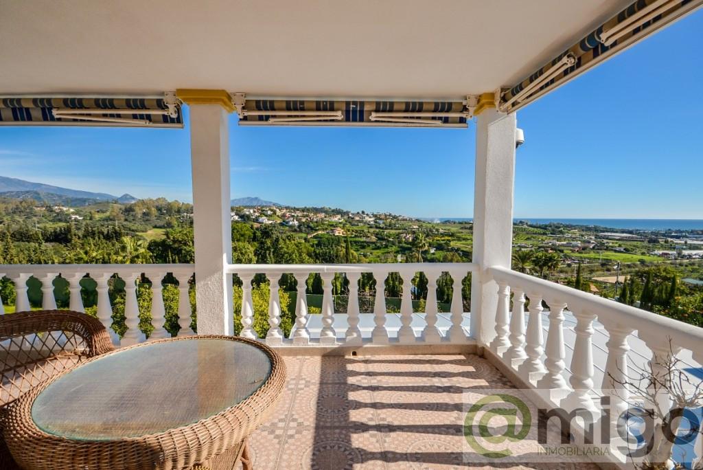 For sale of villa in Estepona