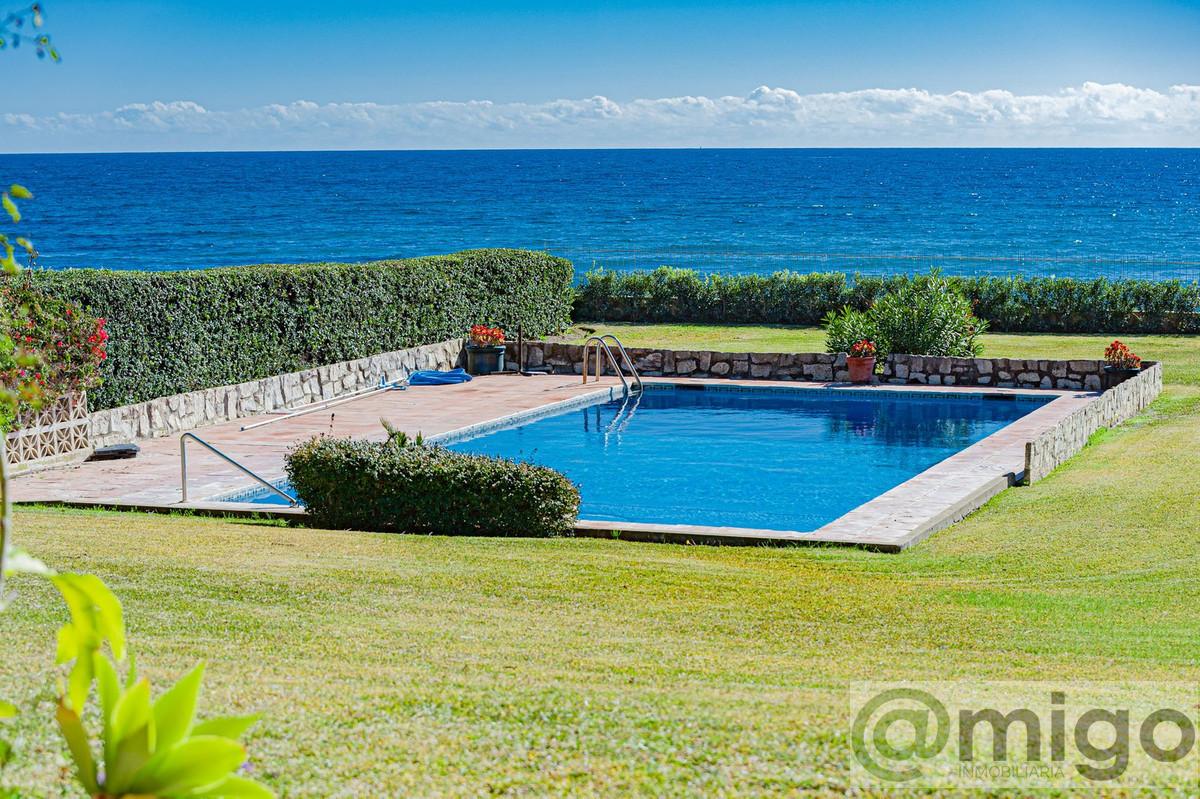 For sale of villa in Estepona