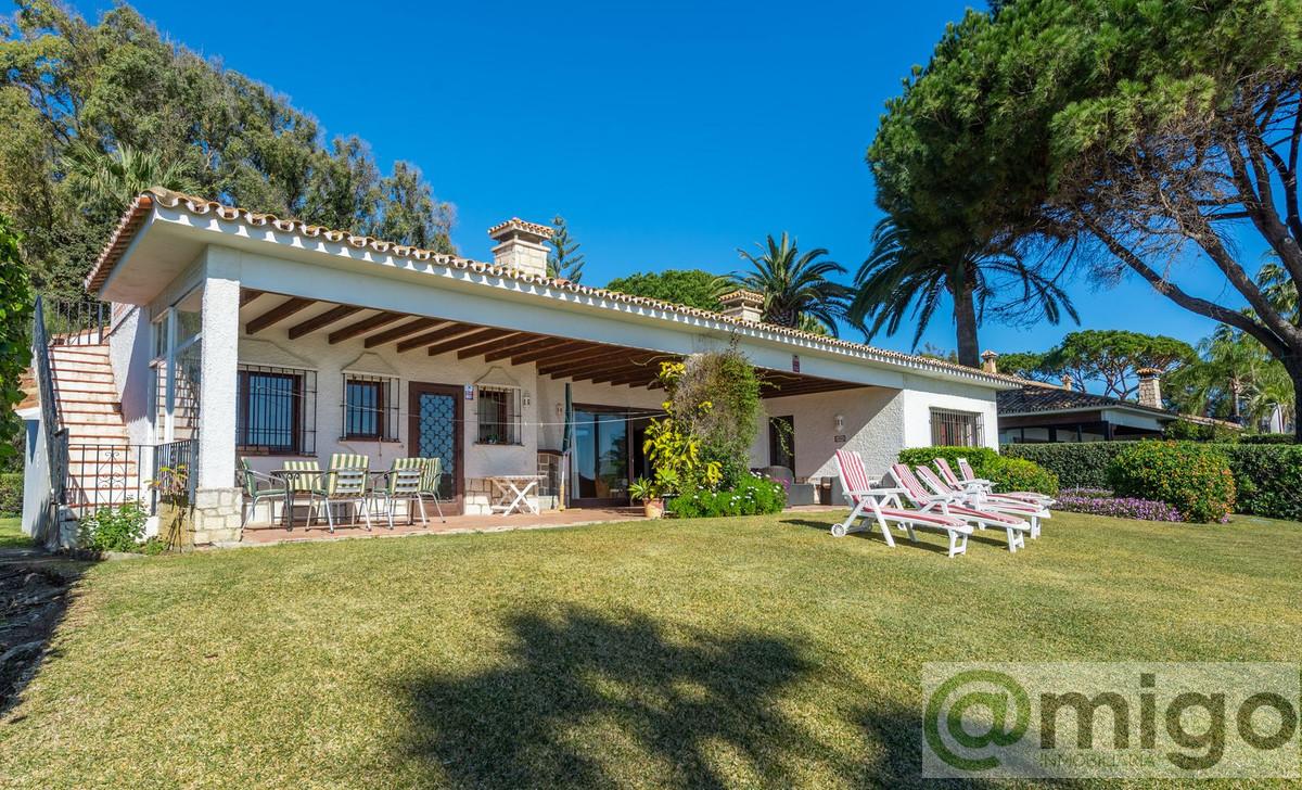 For sale of villa in Estepona