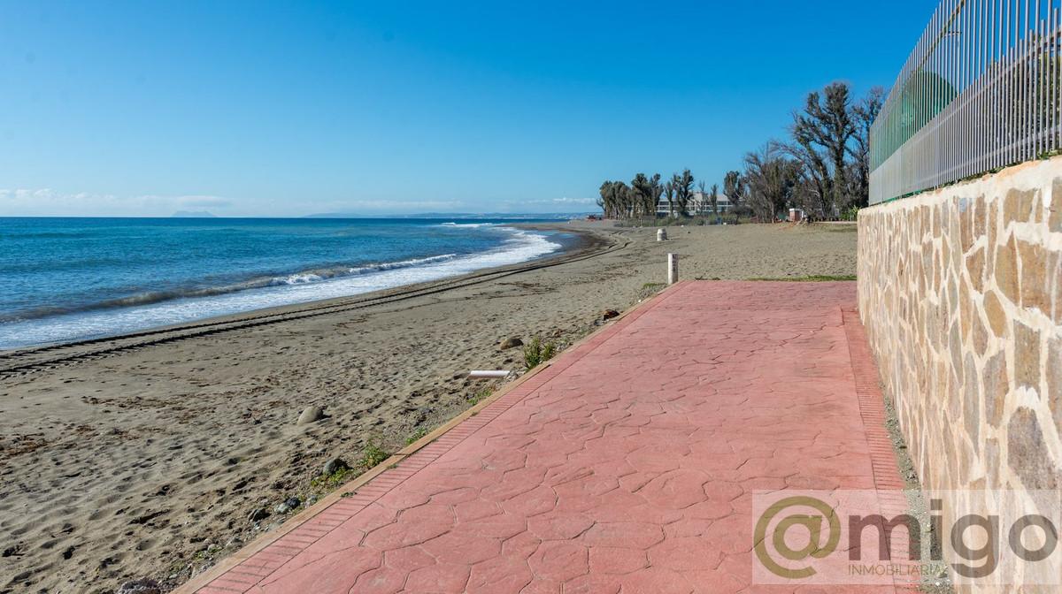 For sale of villa in Estepona