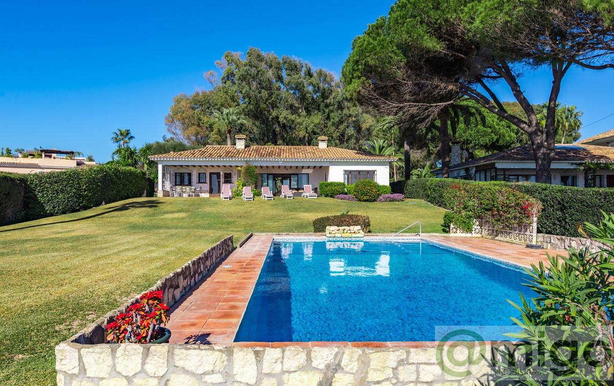 For sale of villa in Estepona