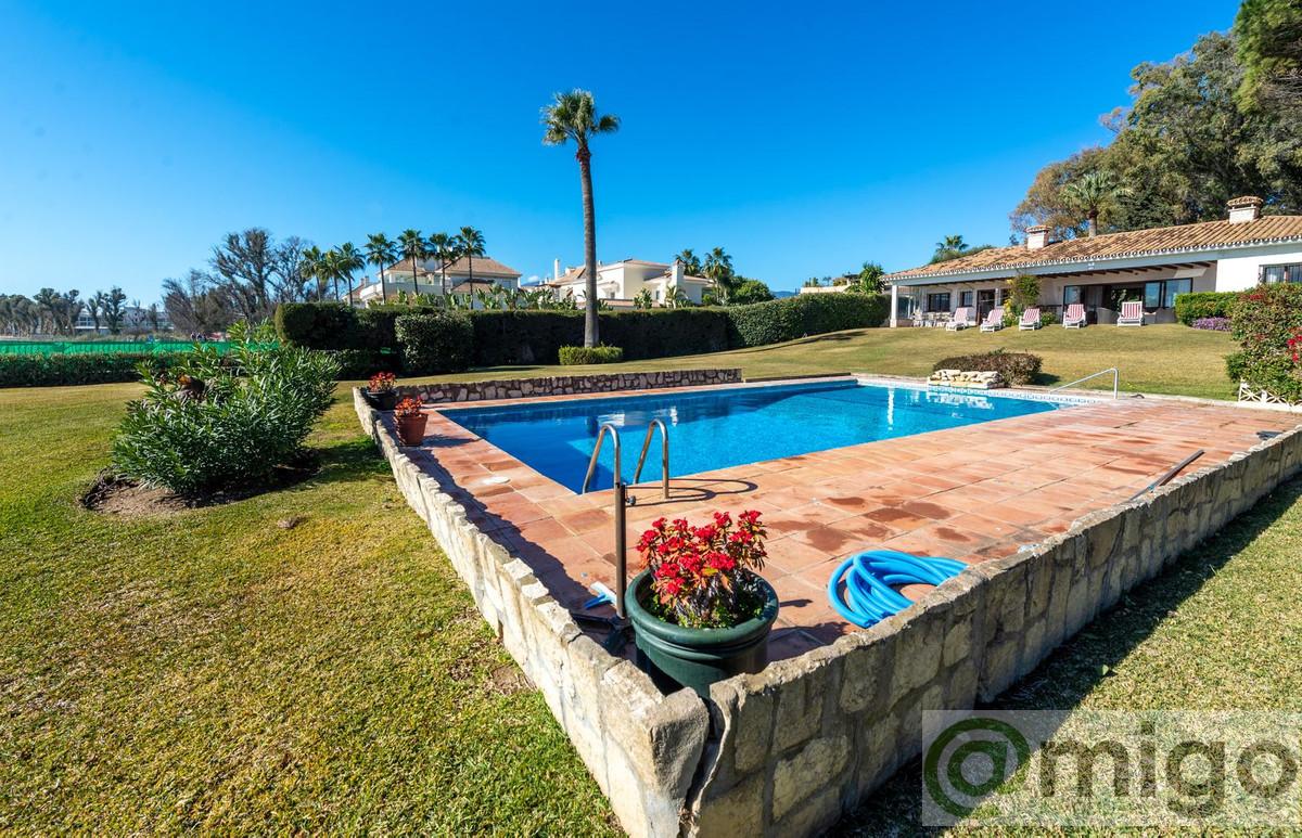 For sale of villa in Estepona
