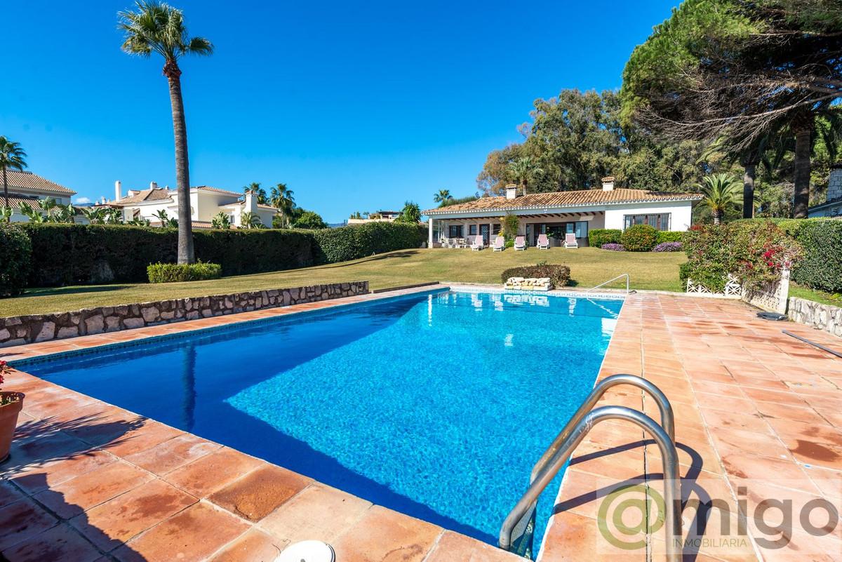 For sale of villa in Estepona