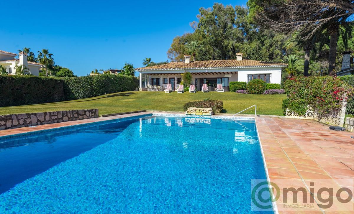 For sale of villa in Estepona