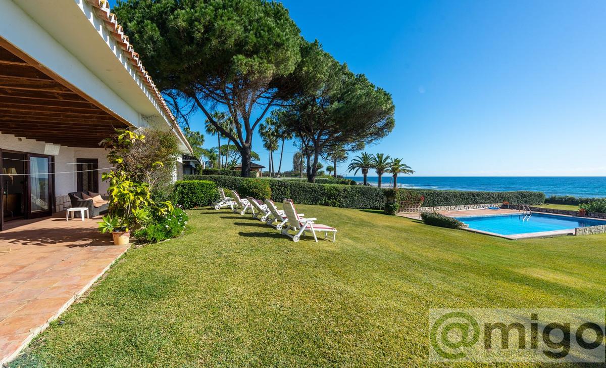 For sale of villa in Estepona