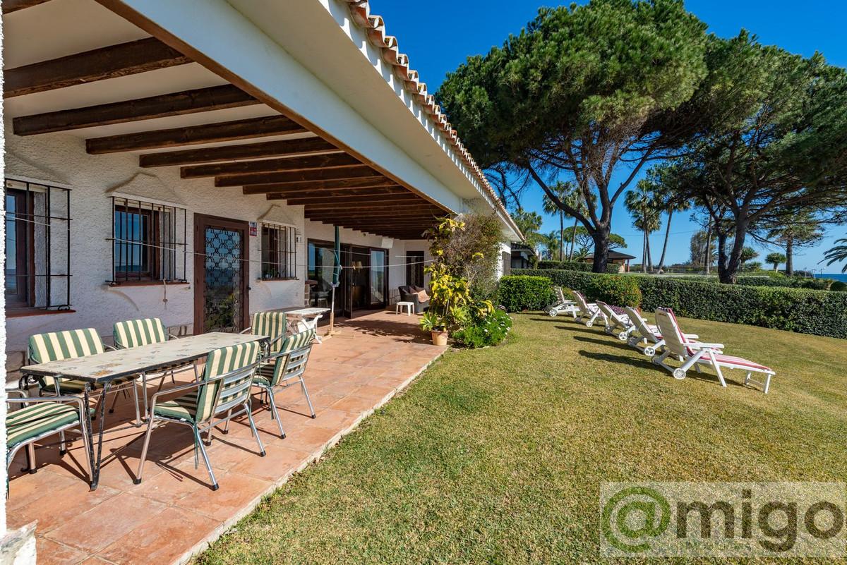 For sale of villa in Estepona