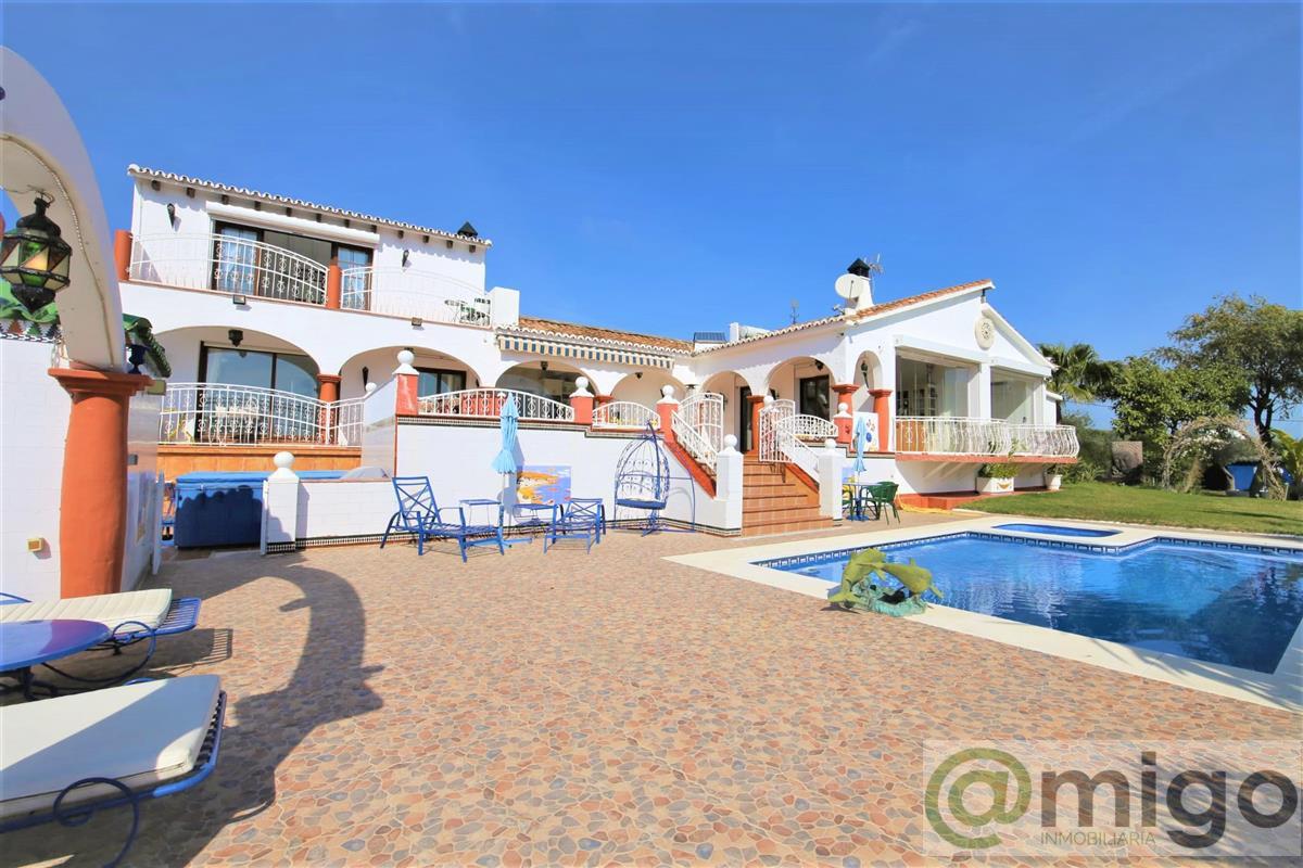 For sale of villa in Estepona