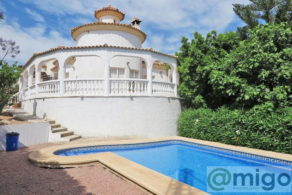 For sale of villa in Estepona