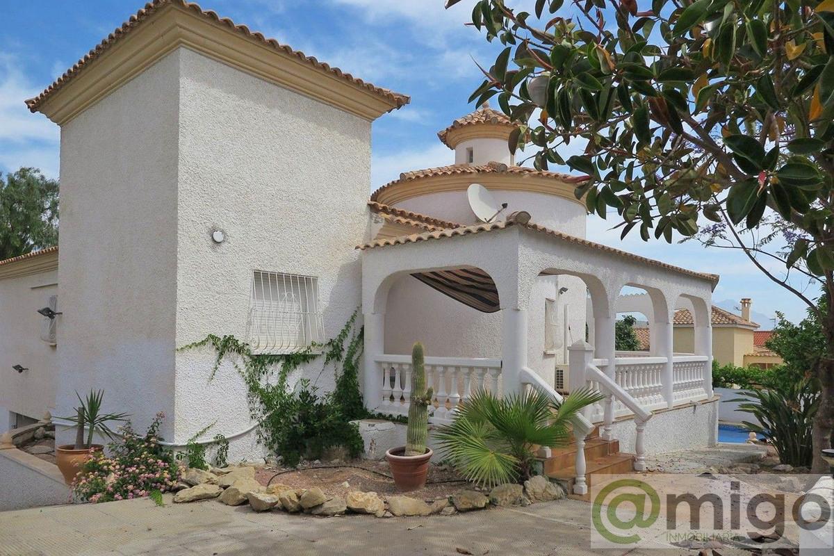 For sale of villa in Estepona
