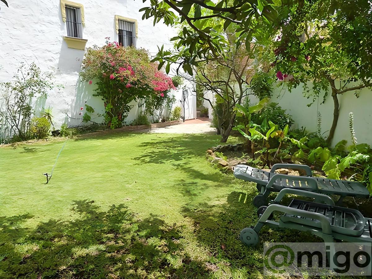 For sale of villa in Estepona