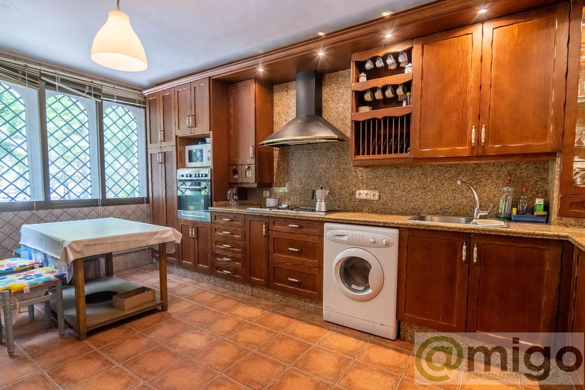 For sale of villa in Estepona