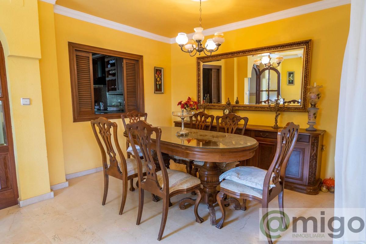 For sale of villa in Estepona