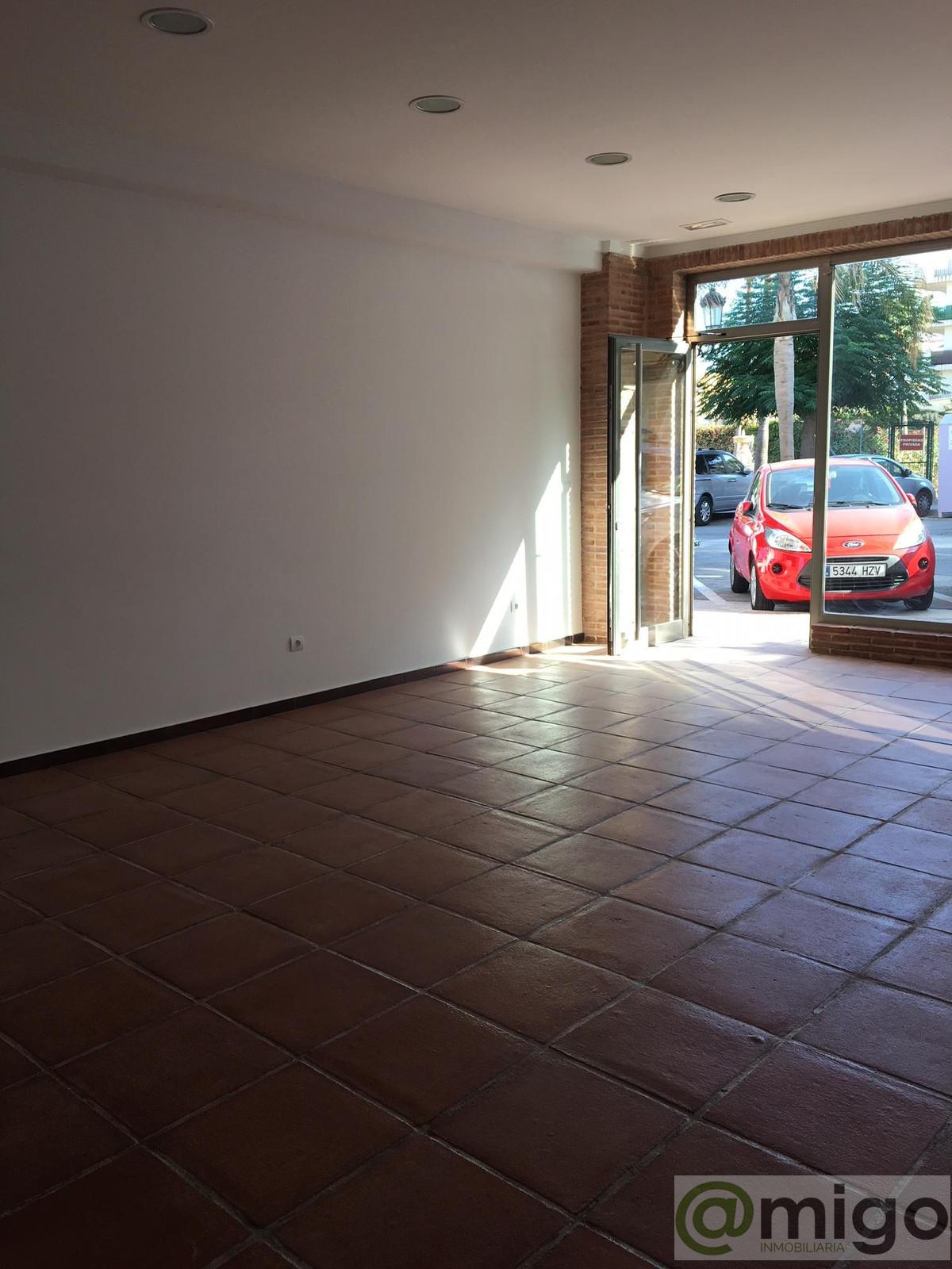 For sale of commercial in San Luis de Sabinillas