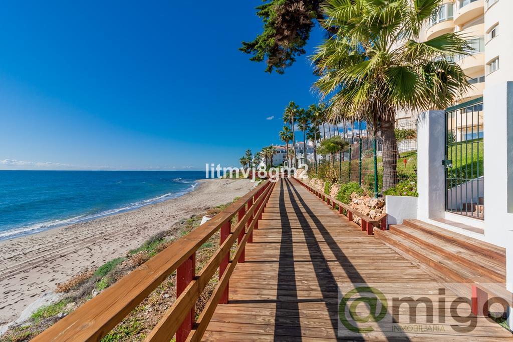 For sale of apartment in Calahonda