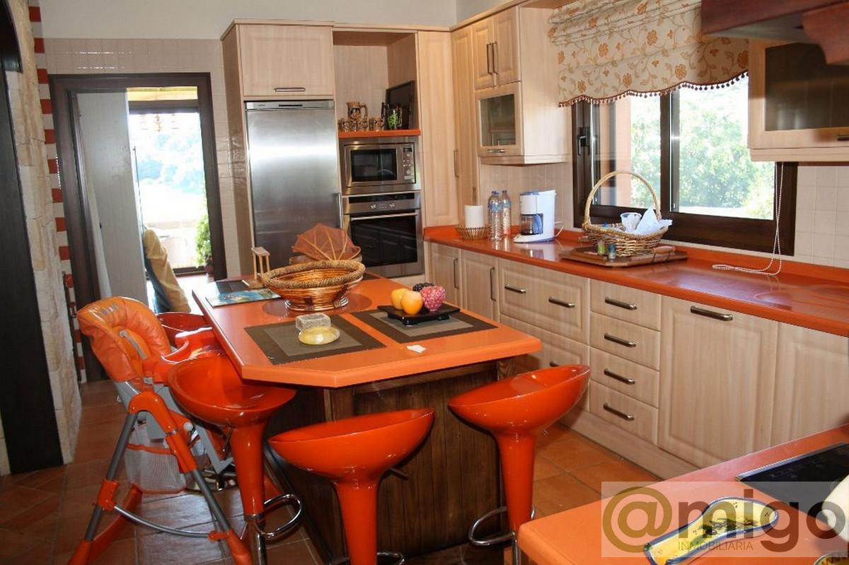 For sale of villa in Estepona