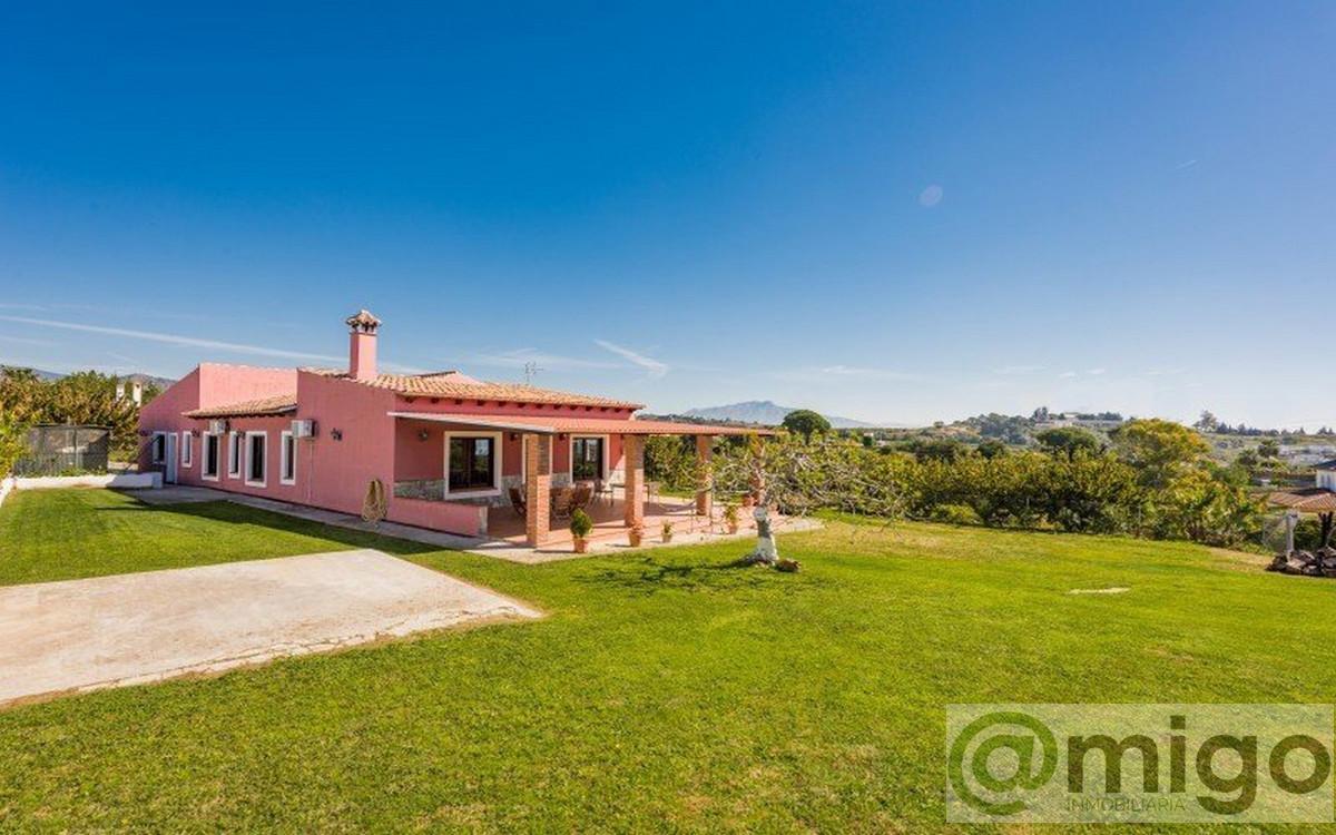 For sale of villa in Estepona