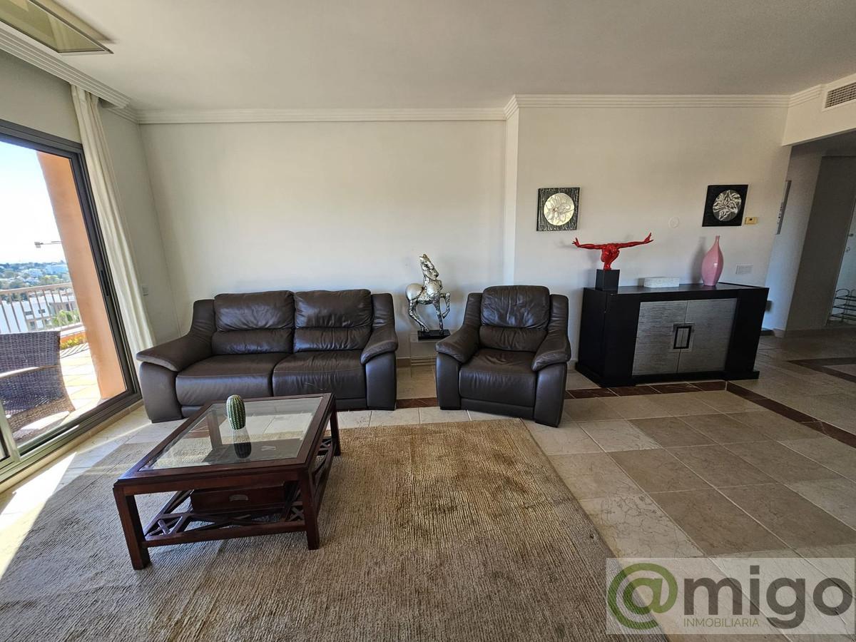 For sale of penthouse in Estepona