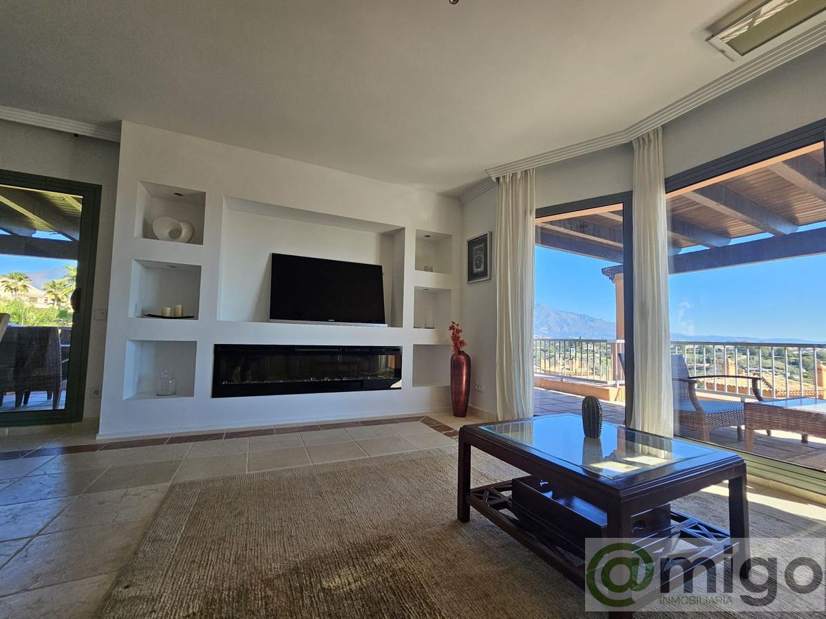 For sale of penthouse in Estepona