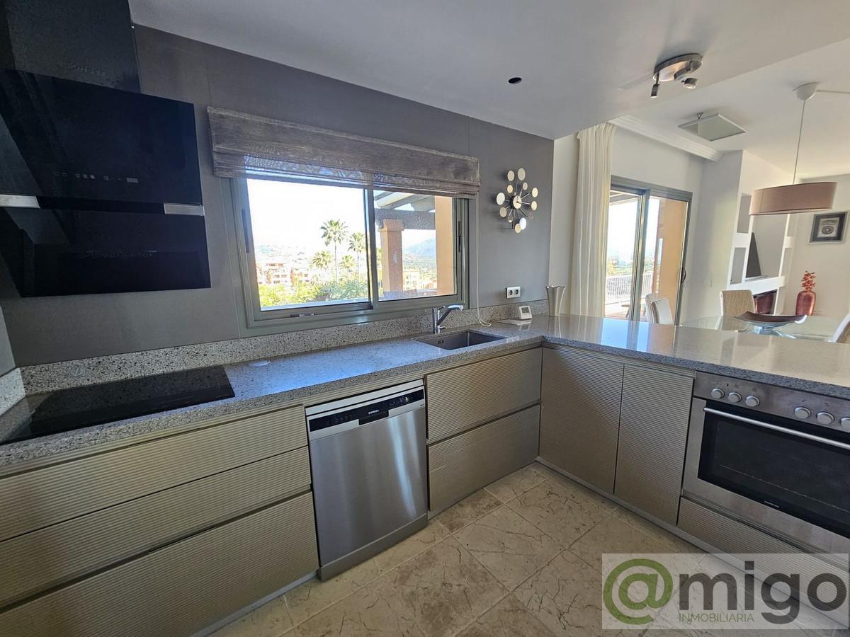 For sale of penthouse in Estepona