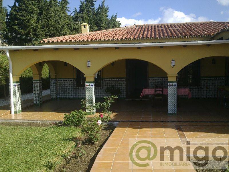 For sale of villa in Estepona