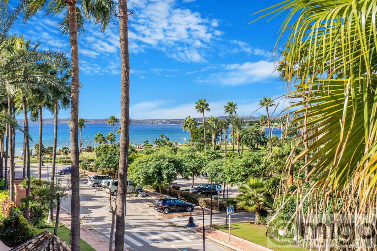 For sale of penthouse in Estepona