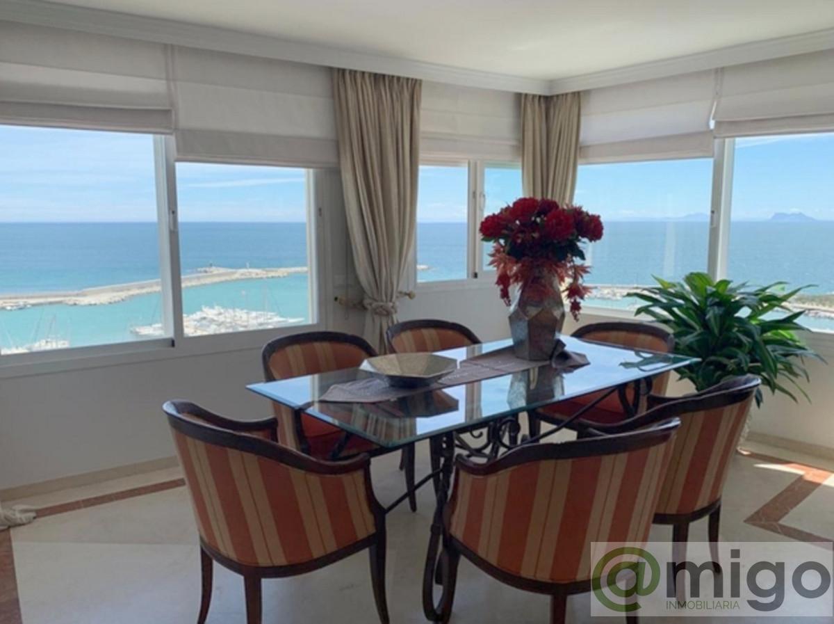 For sale of penthouse in Estepona