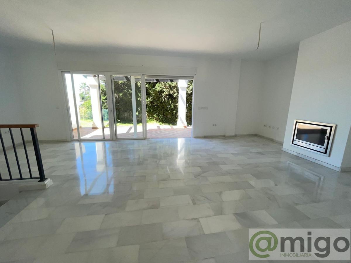 For sale of villa in Estepona