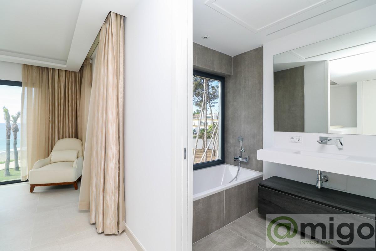 For sale of villa in Estepona